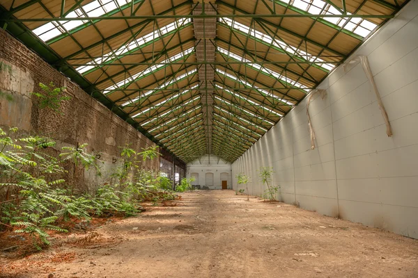 Interior industrial abandonado com luz brilhante — Fotografia de Stock