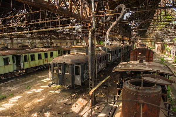Nákladní vlaky v stará vlaková stanice — Stock fotografie