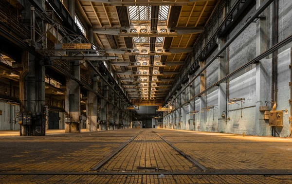 Industrielles Interieur einer alten Fabrik — Stockfoto