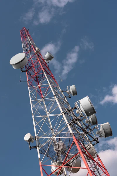 Gran torre de comunicación contra el cielo — Foto de Stock