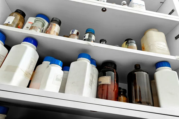 Gamla laboratorium med en massa flaskor — Stockfoto