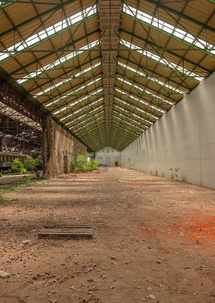 Intérieur industriel abandonné avec une lumière vive — Photo