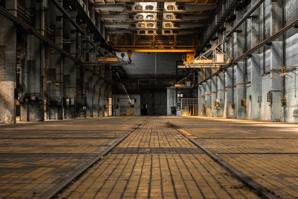 Industrieel interieur van een oude fabriek — Stockfoto