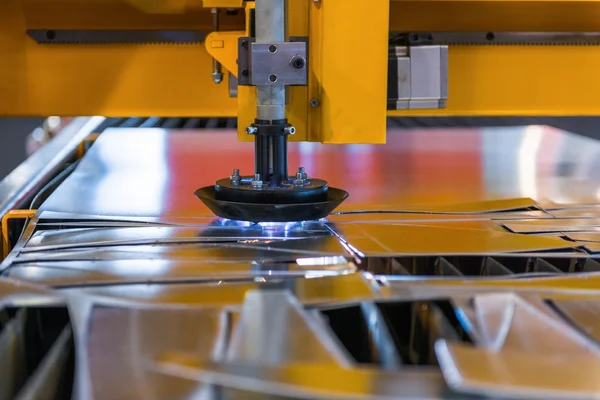 Maschine zum Schneiden von Stahl in einer Fabrik — Stockfoto