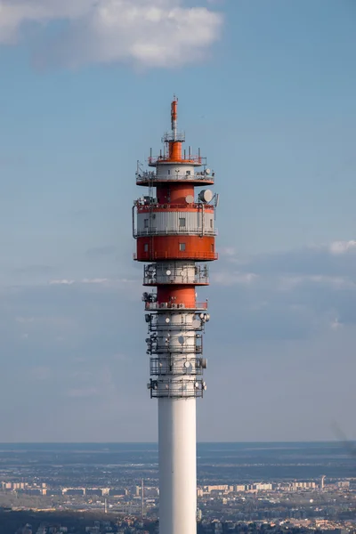 Turnul de comunicare mare împotriva cerului — Fotografie, imagine de stoc