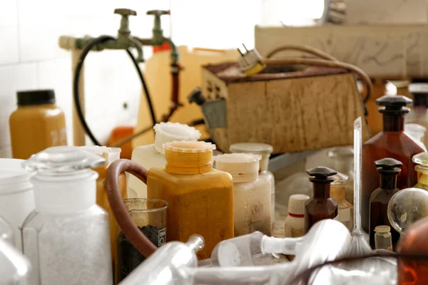 Antiguo laboratorio con un montón de botellas — Foto de Stock