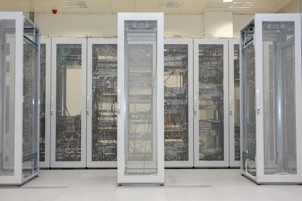 Rent industriella inre av en serverrum — Stockfoto
