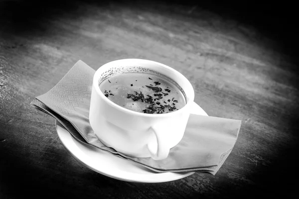 Délicieuse soupe dans un plat blanc — Photo