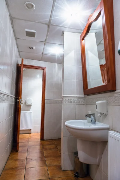 Bagno interno con lavabo — Foto Stock