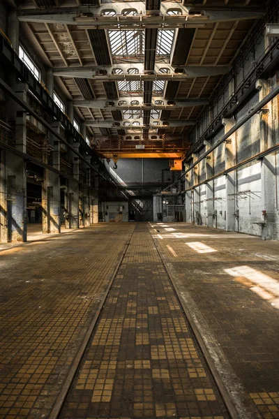 Industrielles Interieur einer alten Fabrik — Stockfoto