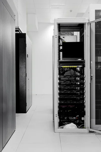 Schoon industrieel interieur van een serverruimte — Stockfoto