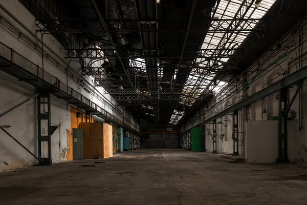 Interior industrial de una antigua fábrica — Foto de Stock