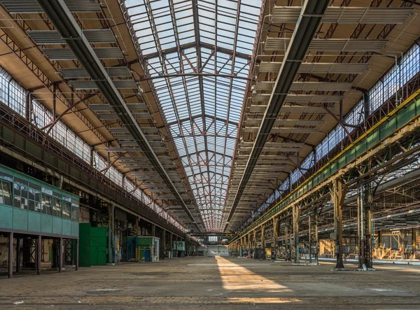 Industrieel interieur van een oude fabriek — Stockfoto