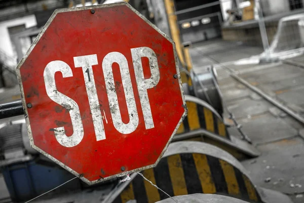 Vieux panneau STOP rouillé — Photo