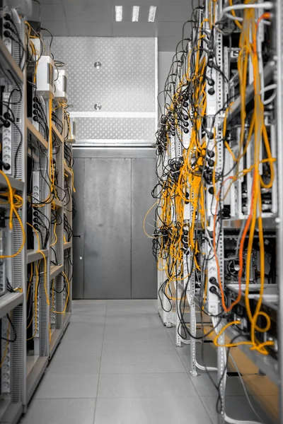 Moderne computer gevallen in een datacenter — Stockfoto