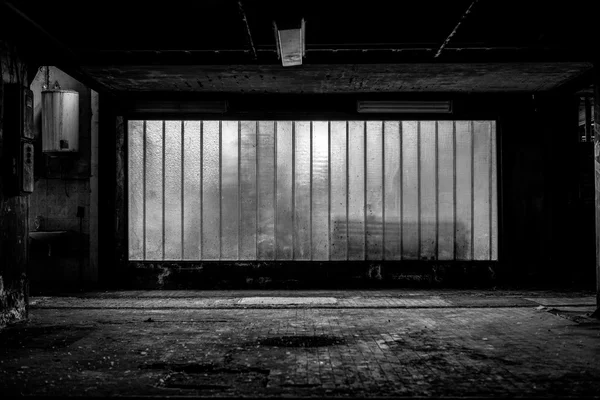 Gran ventana vieja de una fábrica — Foto de Stock
