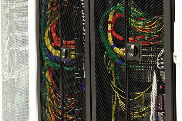 Câbles réseau d'un serveur — Photo