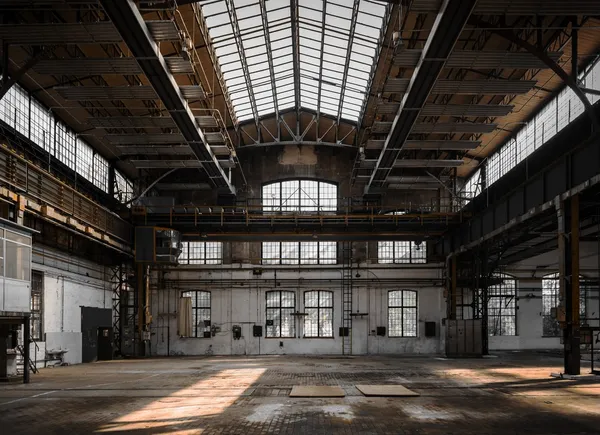 Industrielles Interieur einer alten Fabrik — Stockfoto