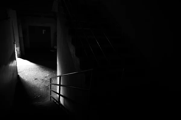 Couloir sombre dans un bâtiment — Photo