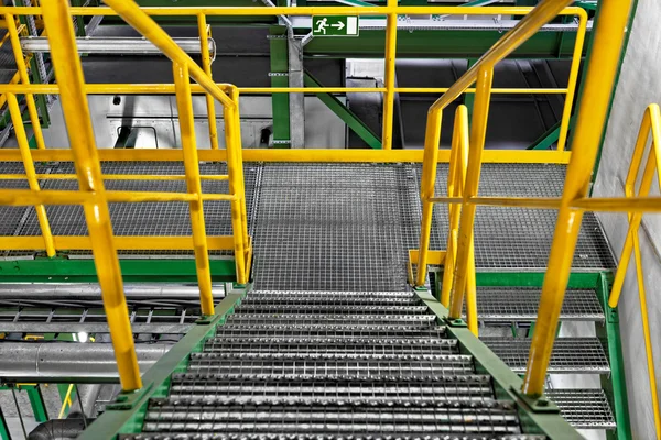 Industriële interieur met grote trap — Stockfoto