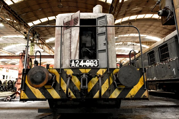 Tren de mercancías en el garaje —  Fotos de Stock