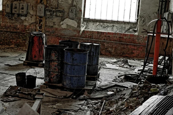 Poškozené sudy v průmyslových interiéru — Stock fotografie