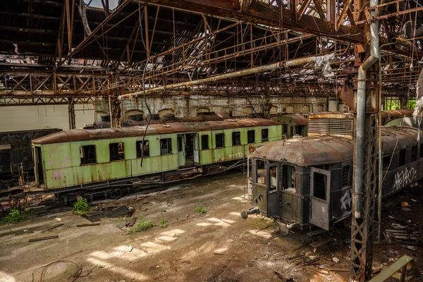 Грузовые поезда в старом железнодорожном депо — стоковое фото