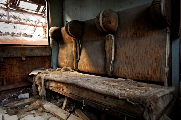 Assentos retro danificados em uma cabine — Fotografia de Stock