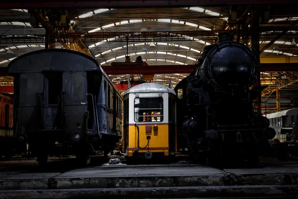 Vieja locomotora industrial en el garaje — Foto de Stock