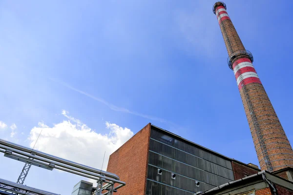 Zon met een thermische elektriciteitscentrale — Stockfoto