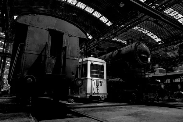 Alte Industrielokomotive in der Garage — Stockfoto