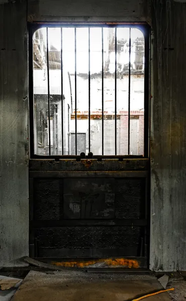 Przemysłowe drzwi fabryki — Zdjęcie stockowe