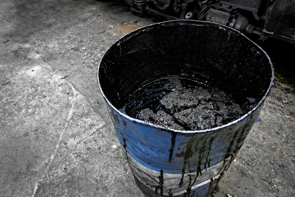Beschädigte Ölfässer im industriellen Innenraum — Stockfoto