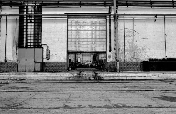 Βιομηχανική πόρτα ενός εργοστασίου — Φωτογραφία Αρχείου