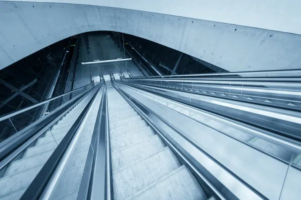 Bewegende roltrappen in het business center — Stockfoto