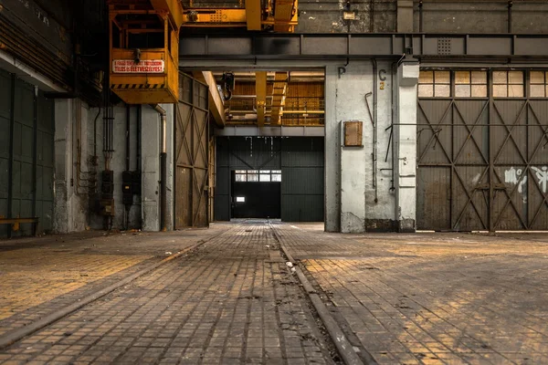 Industrieel interieur van een oude fabriek — Stockfoto