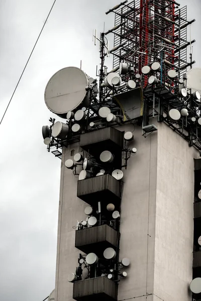 Torre de comunicaciones contra el cielo — Foto de Stock