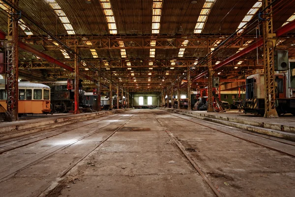 Grote industriële hal van een reparatie-station — Stockfoto