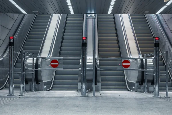 Pohyblivý eskalátor v obchodním centru — Stock fotografie