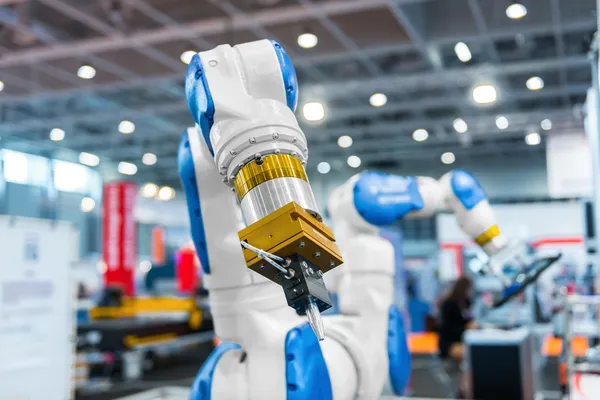 Robot arm in a factory — Stock Photo, Image