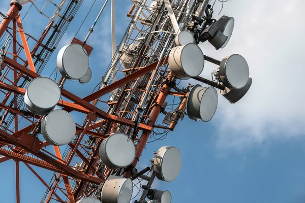Nagy kommunikációs torony ellen ég — Stock Fotó