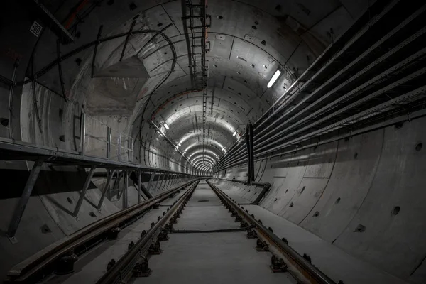 Unterirdischer Tunnel für die U-Bahn — Stockfoto