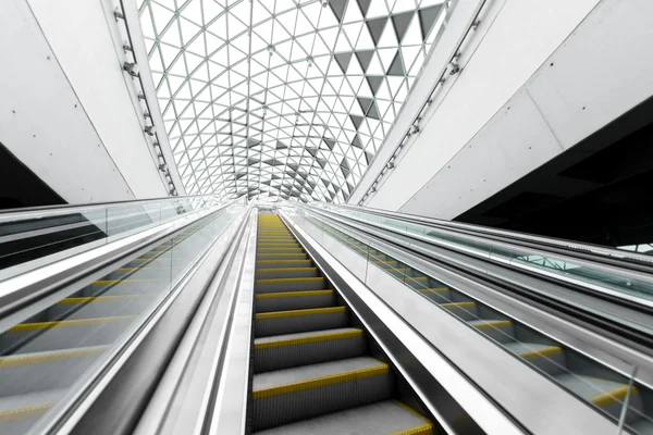 Escalier roulant dans le centre d'affaires — Photo