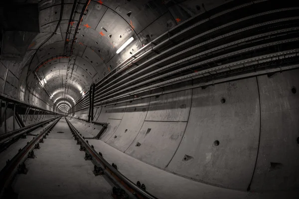 Unterirdischer Tunnel für die U-Bahn — Stockfoto