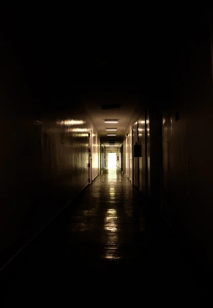 Ljus genom fönster i korridoren — Stockfoto