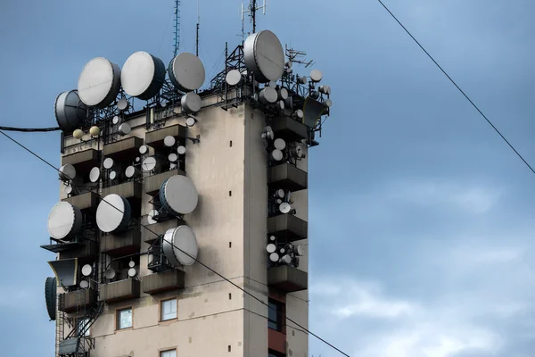 Torre de comunicaciones contra el cielo —  Fotos de Stock