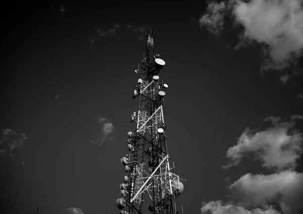 Mededeling van de grote toren tegen hemel — Stockfoto