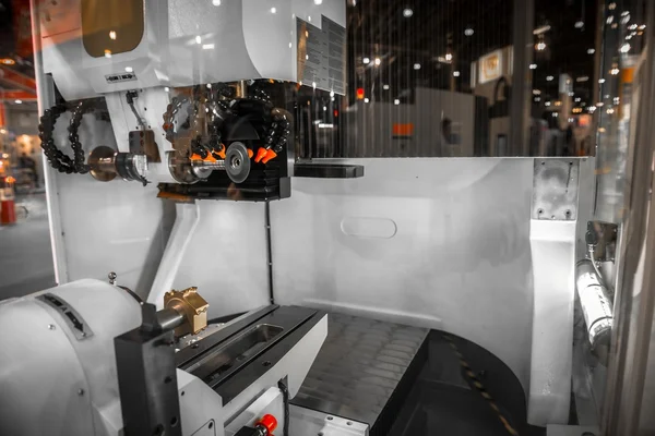 Machine de coupe en acier en usine — Photo