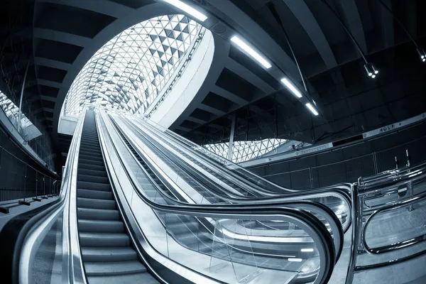 Bewegende roltrappen in het business center — Stockfoto