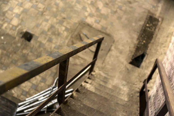 Détail abstrait des escaliers rouillés — Photo